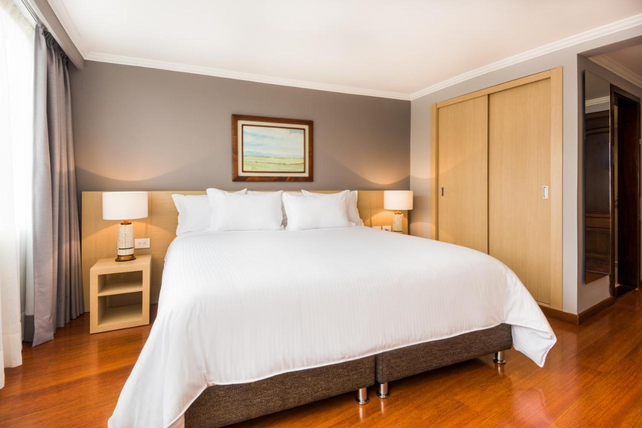 科斯莫斯100号酒店及会议中心 波哥大 外观 照片 A bedroom at the hotel