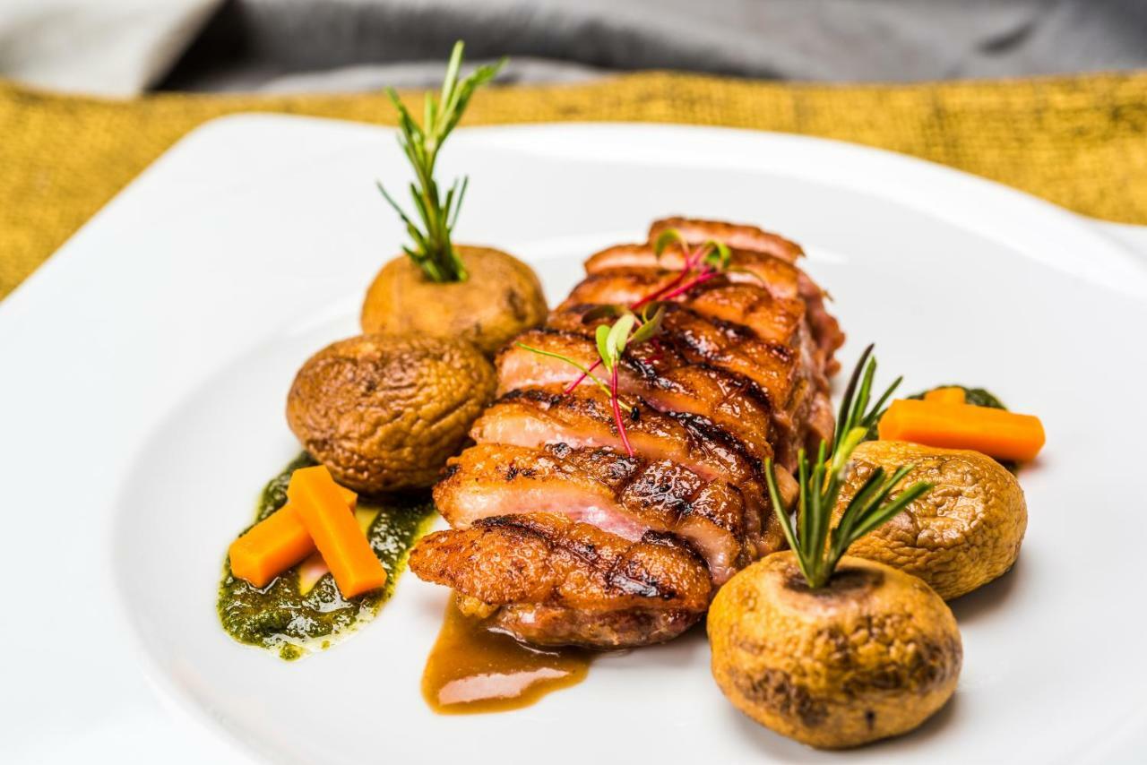 科斯莫斯100号酒店及会议中心 波哥大 外观 照片 A duck confit dish